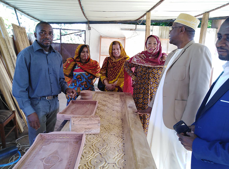 Visite du ministre de l’économie au centre d'artisanat de Bandamadji  / Msaidié conquis par le métier artisanal